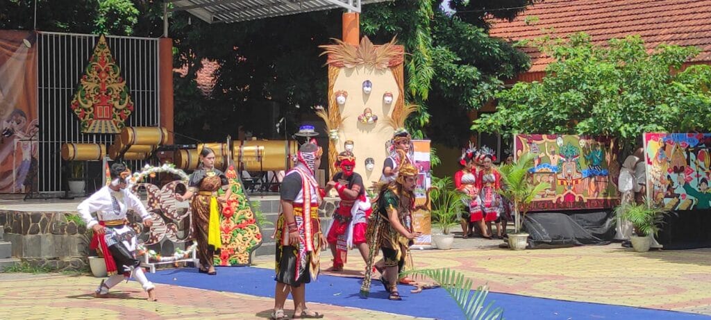 Sendratari Rama dan Shinta dalam Puspawarna 39 SMAN 3 Jember